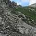 Geröllige Passage unterhalb der Felswände (T4+) - hier eher eine Schrofenrinne als eine Trittspur