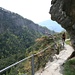 wenn auch mal etwas ausgesetzt: der Weg der zugedeckten Suone entlang ist äusserst reizvoll!