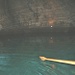 die Schichtungen an der Felswand spiegeln sich im Wasser, welches vom Ruderschlag selbst seine Kreise produziert