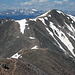 Blick zurück auf Mt.Democrat (4310m) mit dem zweithöchsten Berg der Rocky Mountains, Mt.Massive (4395m), im Hintergrund. Der unschwierige Weg bis hierher ist gut zu erkennen.