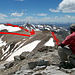 Nach 5 Stunden erreiche ich den höchsten Gipfel der heutigen Tour, Mt.Lincoln (4348m), mit großartiger Aussicht in alle Richtungen. Hier der Blick nach SW zurück auf die Route von Mt.Cameron (4335m) kommend (rot gestrichelt). Für den Weiterweg (rot durchgezogen) muss man ein Stück zurückgehen und dann unterhalb von Mt.Cameron links abbiegen. Das könnte bei Nebel, und womöglich noch mit Schneeauflage, schwierig zu finden sein. 