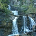 Große Wasserfälle begleiten den Anstieg.