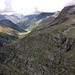 La Val di Soi precipita a valle, dietro la Val Carassino si allunga verso il Luzzone