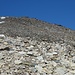 die Markierungen führen rechts der Schneefelder zum Südgrat hoch, der etwa 150 m unter dem Gipfel erreicht wird.