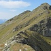 Der Aufstieg zum Nebengipfel der Seekarspitze (hier: P. 2649) - eventl auch durch den Kamin auf Kammhöhe möglich; meine Umgehung führte rechts durch die Grasflanke unterhalb der Felsen