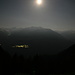 Blick vom aussichtsreichen Bänklein unterhalb der Alp Joli auf die gegenüberliegende Talseite. Die künstlichen Lichter gehören zu Eischoll. 
Der Mond scheint so hell, dass man schon fast eine Mondbrille aufsetzten muss :-) 