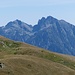 sul rudere in basso a sinistra stanno lavorando due alpigiani, giunti probabilmente dal versante opposto degli Alpi di Albiona