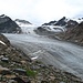 Blick über den Mittelbergferner gegen das Skigebiet. Man beachte die Fahrtrasse auf dem Gletscher.