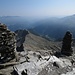 Zwei mächtige Steinmänner zieren den Gipfel - in dieser Blickrichtung, den Vinschgau hinüber nach Meran, wären ohne störenden Dunst die Dolomiten erkennbar. Die Weißwand im Vordergrund ist fast zur Bedeutungslosigkeit zusammgeschrumpft.