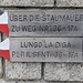 ..... sind der Weg über die Krone der 83 m  hohen Staumauer und der Zugang zu den Wanderwegen ausgeschildert.