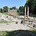 La piazza del Foro. Le colonne con capitelli corinzi sono state reinnalzate in epoca moderna, giacevano infatti al suolo allineate in un'unica direzione in seguito ad uno dei tanti terremoti che la regione ha subito.