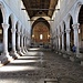 L'interno della basilica è a tre navate divise da colonne romane di riporto con lo splendido pavimento musivo.
