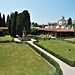 Il giardino del Museo Archeologico Nazionale. Al centro la ricostruzione del monumento funerario della famiglia dei Curii del I secolo d.C.