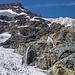 Aufstieg über den blanken Gletscher, knapp oberhalb des Wasserfalls steigt man über die Felsinsel auf.
