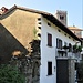Accanto a resti antichi vi sono edifici più recenti.