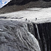 Auf der "Brücke" zwischen den beiden Riesenlöchern im Gletscher