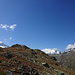 Erster Blick auf den Muot Dadains vor den verschneiten Gipfeln des Roseg-Tals