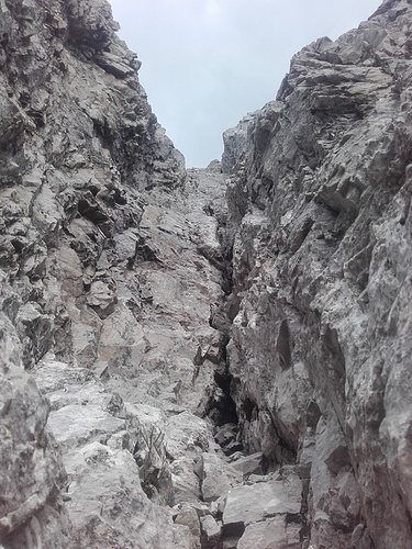 Der Kamin. Von unten gesehen wirkt er gar nicht so steil.... [hikr.org]