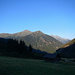 Das Ried im Schatten, während talaus Schmalz- und Ulrichskopf bereits voll in der Sonne liegen.<br />