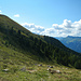 Der Steig führt stets oberhalb der Waldgrenze durch die N-Flanke des Rauhkopfs zum Wannerboden.