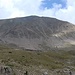 Am Startpunkt hat man einen freien Blick auf die Südseite des Cime de la Bonette (2860 m). Schwach erkennbar: Ein Bergpfad führt durch die Flanke.