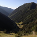 Im Aufstieg aus dem Valea Rea zur Portiţa Viştei - Rückblick ins Tal, in das immer mehr Sonne gelangt.
