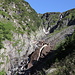 Im Aufstieg aus dem Valea Rea zur Portiţa Viştei - Blick zum Râul Valea Rea, wo sich stellenweise noch Altschnee hält. Auch der oberste Wasserfall, Cascada Văii Rele (gemäß Karte), ist auszumachen.