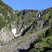 Im Aufstieg aus dem Valea Rea zur Portiţa Viştei - Seitenblick zum obersten Wasserfall, während sich unser Weg vom Fluss entfernt.