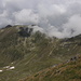 Vârful Moldoveanu - Ausblick am Gipfel in etwa nordwestliche Richtung mit Wolkenstau am Hauptkamm.
