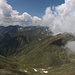 Vârful Viştea Mare - Ausblick am Gipfel in etwa westliche/südwestliche Richtung. Ganz hinten ist der Vârful Lespezi auszumachen, mit 2.522 m einer der höchsten Gipfel in Rumänien.