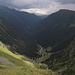 Im Abstieg von der Portiţa Viştei ins Valea Rea - Talblick am oberen Rand der steilen Geländeschwelle. Durch die hier einsehbare steile Grasflanke steigen wir gleich hinunter ins Tal. Bei Nässe kann dies durchaus heikel sein, trotz eines vorhandenen Pfades.