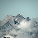 Die drei höchsten Alpsteingipfel einträchtig beisammen. Auf dem Foto kommen  sie deutlicher rüber, als mit dem Auge sichtbar. Über den Quellwolken waren sie nur bei genauem Hinsehen auszumachen