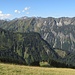 Blick hinunter zu den beiden Jagdhütten auf der Krautersalpe; im Mittelgrund der Himmelschrofenzug