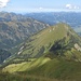 Blick zurück auf den Bettlerrücken, dahinter der Kegelkopf, links Trettach- und Traufbachtal, rechts Dietersbachtal