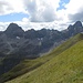 Direkt hinter dem grünen Hauptkamm der Große Krottenkopf (vom Kreuzeck aus)