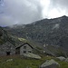 Alpe Groppo (Bivacco rechts), dahinter Pizzo dei Croselli