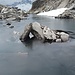Zugefrorener See im Abstieg