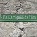 <b>In circa 20 minuti da Fontana pervengo senza escoriazioni a Camignolo di Fuori, anzi a Camignöö da Föra, come suggerisce il segnavia di color verde.</b>