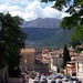 L'Aquila ist mit ca. 70000 Einwohner die groesste Stadt der Region und auf etwa 700-1000m gelegen. Sie eignet sich sehr gut als Stuetzpunkt fuer Wander- und Bergtouren in den Abruzzen. Das Foto wurde vor dem grossen Erdbeben von 2009 aufgenommen.