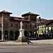 La Piazza Maggiore di Montagnana.con l'edificio della Cassa di Risparmio in stile medioevale.