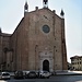 Il Duomo di Montagnana di forme tardo-gotiche. Il portale è opera del Sansovino.