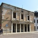 Il Cinema Branzo, bell'edificio in stato di completo abbandono come altri nella cittadina.