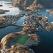 Foto panoramica del paese di Henningsvær con il suo originale campo da calcio.<br />Foto presa da internet.