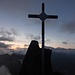 Auf dem Gipfel des Westlichen Hennesiglkopfs stehe ich bereits nach Sonnenuntergang. Das Kreuz wurde etwa einen Monat vor meiner Tour errichtet!