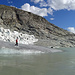 Am Ufer des Sees, die Gletscherabdeckungen im Hintergrund