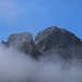 Die Wolken geben die Gipfel des Petit Château (2575m) und Six du Doe (2721,1m) frei.
