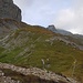 Foto beim Passübergang südwestlich vom Grashügels Greppon Blanc. Von hier  geht der Wanderweg weiter hinauf an den Felswänden vorbei in Richtung Petit Château (Bildmitte; 2575m).