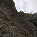 Wenig oberhalb des Einstiegs wird eine Felswand erreicht der man bis auf den eigentlichen Nordgrat folgt.