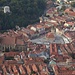 Zoom auf das Zentrum der Altstadt von Brașov (Kronstadt) - links die sog. Schwarze Kirche (Biserica Neagră)
