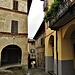 L'imbocco della Costa d'Andorno con l'omonima porta e, sulla destra, la facciata rinascimentale affrescata di Palazzo Scaglia.